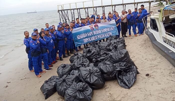 Polresta Balikpapan bersama Ditpolairud Polda Kaltim kembali menggelar kegiatan rutin “Jumat Bersih Laut dan Pantai” yang menyasar kawasan pesisir Pantai Segara hingga depan Kantor KPU Balikpapan, Pada Jumat (18/7/2025). Foto: HO/Humas Polresta Balikpapan