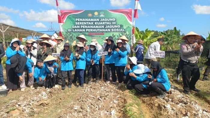 Polresta Balikpapan bersama masyarakat dan sejumlah instansi terkait melaksanakan kegiatan Penanaman Jagung Pipil Kuartal III sebagai bagian dari program nasional menuju swasembada pangan, pada Rabu (9/7/2025). Foto: HO/Humas Polresta Balikpapan