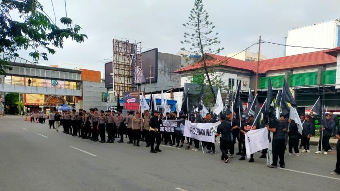 Polresta Balikpapan disiagakan penuh dalam pengamanan kegiatan kemasyarakatan berupa Orasi Damai Bela Palestina yang digelar oleh Komunitas Muslim Balikpapan Bersatu (KMBB) di kawasan Simpang Balikpapan Plaza, Minggu (6/72025). Foto: HO/Humas Polresta Balikpapan