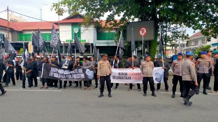 Polresta Balikpapan disiagakan penuh dalam pengamanan kegiatan kemasyarakatan berupa Orasi Damai Bela Palestina yang digelar oleh Komunitas Muslim Balikpapan Bersatu (KMBB) di kawasan Simpang Balikpapan Plaza, Minggu (6/72025). Foto: HO/Humas Polresta Balikpapan