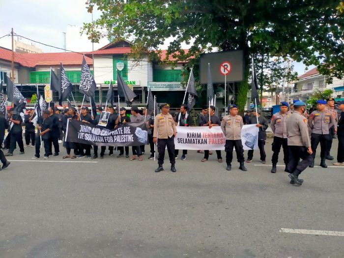 Ratusan Personel Polresta Balikpapan Dikerahkan Amankan Aksi Damai Bela Palestina 