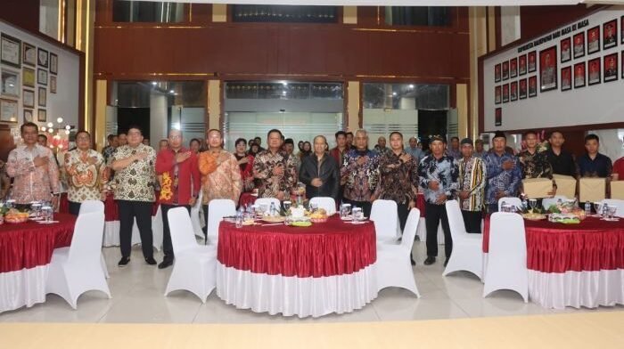 Polresta Balikpapan menggelar Nonton Bareng (Nobar) Pagelaran Wayang Kulit bersama Kapolda Kalimantan Timur dan jajaran Muspida Kota Balikpapan yang diselenggarakan di Lobi Dalam dan Halaman Mapolresta Balikpapan, pada Jumat malam (4/7/2025). Foto: HO/Humas Polresta Balikpapan