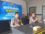Kabag Ops Kompol Jajat Sudrajat, S.H. bersama Kasat Lantas Kompol M.D. Djauhari, S.H., M.M., Pimpin Langsung kegiatan Latihan Pra Operasi (Latpra Ops) yang bertempat di Ruang Command Center Lama, lantai dasar Mapolresta Balikpapan, pada Senin (14/7/2025). Foto: HO/Humas Polresta Balikpapan