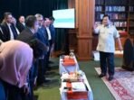 Presiden Prabowo Subianto (kanan) menggelar pertemuan khusus dengan 82 profesional muda Indonesia di kediaman pribadinya di Hambalang, Kabupaten Bogor, Jawa Barat, Sabtu (26/7/2025). Foto : ANTARA/Instagram/@sekretariat.kabinet
