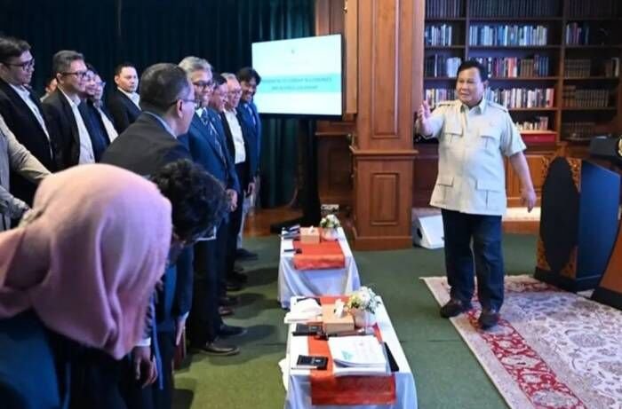 Presiden Prabowo Subianto (kanan) menggelar pertemuan khusus dengan 82 profesional muda Indonesia di kediaman pribadinya di Hambalang, Kabupaten Bogor, Jawa Barat, Sabtu (26/7/2025). Foto : ANTARA/Instagram/@sekretariat.kabinet