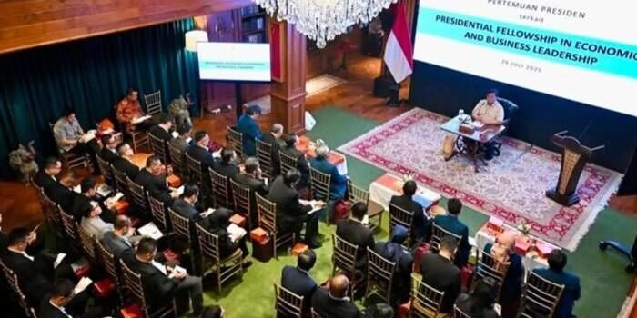 Presiden Prabowo Subianto berdiskusi selama 5 jam lebih dengan 82 profesional muda para penerima Presidential Fellowship in Economics & Business Leadership di kediaman pribadi Presiden Prabowo di Bukit Hambalang, Kabupaten Bogor, Jawa Barat, Sabtu (26/7/2