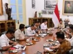 Presiden Prabowo Subianto menggelar pertemuan dengan sejumlah pejabat, mulai dari Kapolri Jenderal Pol Listyo Sigit Prabowo hingga Menteri Pertanian Andi Amran Sulaiman, di Istana Kepresidenan, Jakarta, Rabu (30/7/2025). FOTO : ANTARA/Instagram/HO-@sekretariat.kabinet/pri.