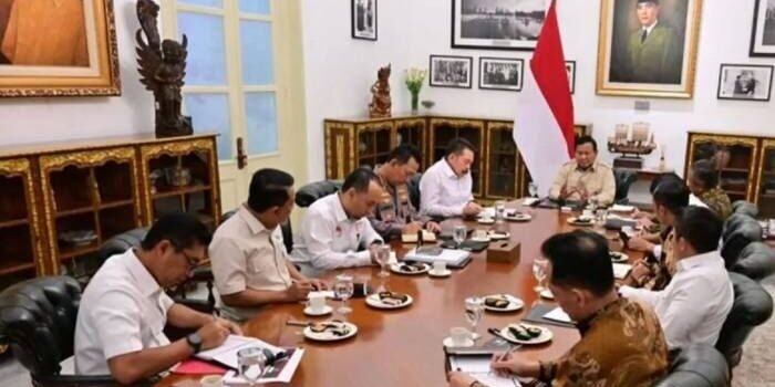 Presiden Prabowo Subianto menggelar pertemuan dengan sejumlah pejabat, mulai dari Kapolri Jenderal Pol Listyo Sigit Prabowo hingga Menteri Pertanian Andi Amran Sulaiman, di Istana Kepresidenan, Jakarta, Rabu (30/7/2025). FOTO : ANTARA/Instagram/HO-@sekretariat.kabinet/pri.