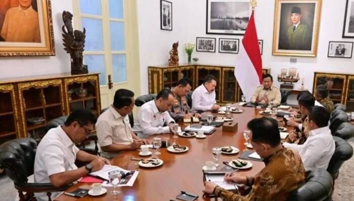 Presiden Prabowo Subianto menggelar pertemuan dengan sejumlah pejabat, mulai dari Kapolri Jenderal Pol Listyo Sigit Prabowo hingga Menteri Pertanian Andi Amran Sulaiman, di Istana Kepresidenan, Jakarta, Rabu (30/7/2025). FOTO : ANTARA/Instagram/HO-@sekretariat.kabinet/pri.