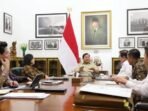 Presiden Prabowo Subianto (tengah) memimpin rapat terbatas membahas APBN di Istana Kepresidenan RI, Jakarta, Selasa (22/7/2025). FOTO : ANTARA/HO-Sekretariat Kabinet.