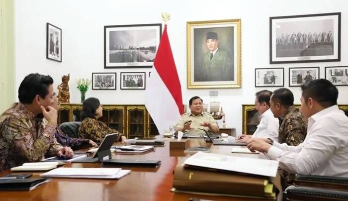 Presiden Prabowo Subianto (tengah) memimpin rapat terbatas membahas APBN di Istana Kepresidenan RI, Jakarta, Selasa (22/7/2025). FOTO : ANTARA/HO-Sekretariat Kabinet.