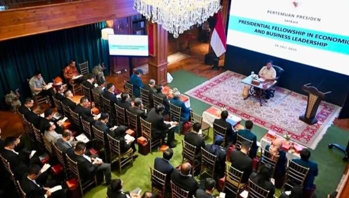 Presiden Prabowo Subianto berdiskusi selama 5 jam lebih dengan 82 profesional muda para penerima Presidential Fellowship in Economics & Business Leadership di kediaman pribadi Presiden Prabowo di Bukit Hambalang, Kabupaten Bogor, Jawa Barat, Sabtu (26/7/2025). Foto : ANTARA/HO-Sekretariat Kabinet.