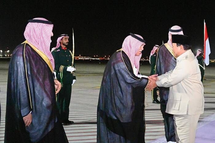 Presiden Republik Indonesia, Prabowo Subianto, tiba di Jeddah, Arab Saudi, pada Selasa (01/07/2025). Foto: setneg.go.id