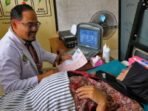 Seorang dokter spesialis sedang melakukan pemeriksaan kesehatan pada ibu hamil dalam program dokter spesialis keliling di kawasan lereng gunung sumbing (17/6/2025). Foto: ANTARA/Anis Efizudin/bar)