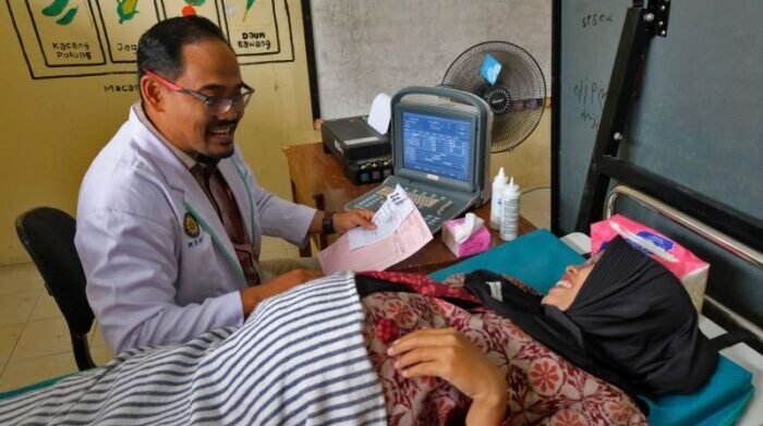 Seorang dokter spesialis sedang melakukan pemeriksaan kesehatan pada ibu hamil dalam program dokter spesialis keliling di kawasan lereng gunung sumbing (17/6/2025). Foto: ANTARA/Anis Efizudin/bar)