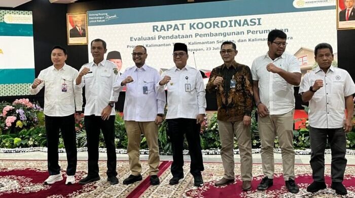Wakil Wali Kota Balikpapan, H. Bagus Susetyo pada pembukaan Rapat Koordinasi Evaluasi Pendataan Pembangunan Perumahan untuk tiga provinsi, di Auditorium Balai Kota, pada Rabu (23/7/2025). Foto: BorneoFlash/Niken Sulastri