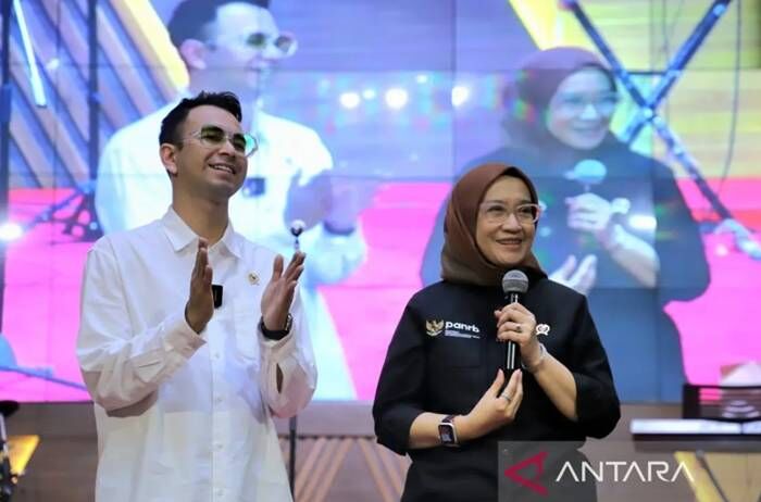 Menteri Pendayagunaan Aparatur Negara dan Reformasi Birokrasi (PANRB) Rini Widyantini (kanan) dan Utusan Khusus Presiden (UKP) Bidang Pembinaan Generasi Muda dan Pekerja Seni Raffi Ahmad (kiri). Foto : ANTARA/HO-Humas PAN RB