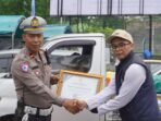 Satlantas Polresta Balikpapan Terima Penghargaan atas partisipasi aktif Satlantas dalam pelaksanaan Uji Emisi Kendaraan Bermotor Tahun 2025. Foto: HO/Humas Polresta Balikpapan