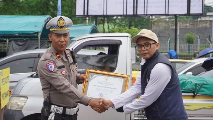 Satlantas Polresta Balikpapan Terima Penghargaan atas partisipasi aktif Satlantas dalam pelaksanaan Uji Emisi Kendaraan Bermotor Tahun 2025. Foto: HO/Humas Polresta Balikpapan