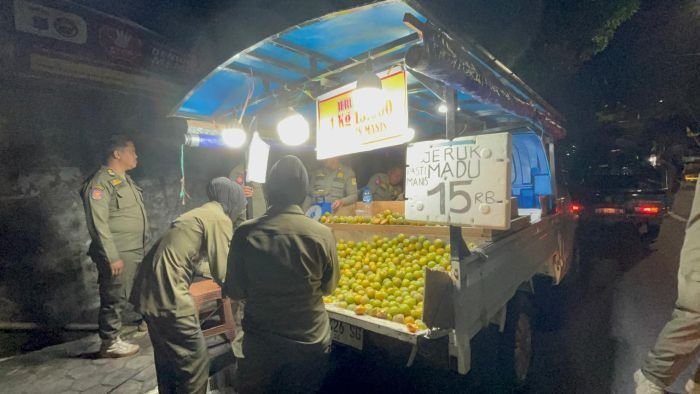 Satpol PP Kota Balikpapan menggelar razia yustisi kepada para PKl di Jembatan Manggar Kecamatan Balikpapan Timur, pada Minggu (20/7/2025) malam. Foto: BorneoFlash/Niken Sulastri