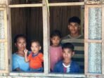 Satu keluarga dari salah satu siswa Sekolah Rakyat Menengah Pertama (SRMP) 19 Kabupaten Kupang, Nusa Tenggara Timur. Foto: ANTARA/M Riezko Bima Elko Prasetyo