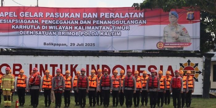 Satuan Brimob Polda Kalimantan Timur menggelar apel kesiapsiagaan operasional dalam Rangka Mengantisipasi potensi bencana Karhutla yang berlangsung di Lapangan M. Jasin, Mako Sat Brimob Polda Kaltim, pada Selasa (29/07/2025). Foto: HO/Humas Polda Kaltim