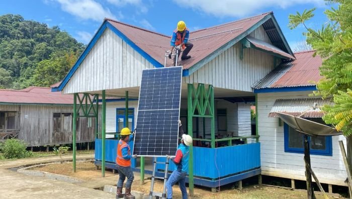 Sebanyak 29 dari 54 sekolah memanfaatkan sistem pembangkit listrik tenaga surya yang dikembangkan PLN. Foto: HO/PLN UID Kaltimra