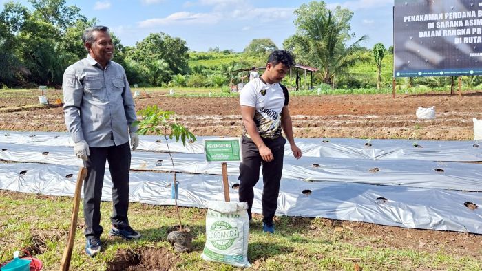 Sekda Kabupaten Paser, Katsul Wijaya, saat melakukan penanaman bibit pohon dan penyebaran benih ikan di Sarana Asimilasi dan Edukasi (SAE) Rutan Kelas 2B Tanah Grogot, Kabupaten Paser, Kalimantan Timur, Jumat (4/7/2025). Foto: BorneoFlash/Joe