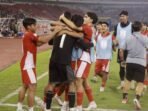 Timnas U-23 Indonesia merayakan kemenangan bersama di lapangan usai mengalahkan Thailand di semifinal ASEAN U-23 Championship 2025 di SUGBK (25/7/2025). Foto: ANTARA/Dhemas Reviyanto/YU
