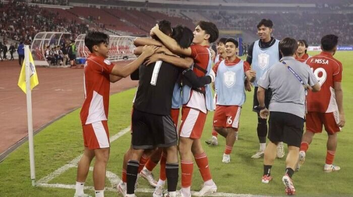 Timnas U-23 Indonesia merayakan kemenangan bersama di lapangan usai mengalahkan Thailand di semifinal ASEAN U-23 Championship 2025 di SUGBK (25/7/2025). Foto: ANTARA/Dhemas Reviyanto/YU