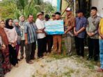 Serah terima bantuan dilaksanakan secara simbolis, PT KPI menyalurkan satu unit instalasi penampungan air hujan senilai Rp 10 juta kepada perwakilan masyarakat. Foto: HO/KPI Refinery Unit V Balikpapan