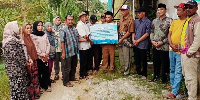 Serah terima bantuan dilaksanakan secara simbolis, PT KPI menyalurkan satu unit instalasi penampungan air hujan senilai Rp 10 juta kepada perwakilan masyarakat. Foto: HO/KPI Refinery Unit V Balikpapan