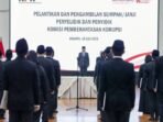 Ketua Komisi Pemberantasan Korupsi Setyo Budiyanto (tengah) saat melantik sembilan penyelidik dan 31 penyidik baru di Gedung Merah Putih KPK, Jakarta, Jumat (18/7/2025). FOTO : ANTARA/HO-KPK