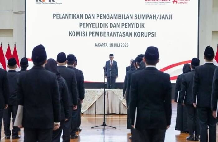 Ketua Komisi Pemberantasan Korupsi Setyo Budiyanto (tengah) saat melantik sembilan penyelidik dan 31 penyidik baru di Gedung Merah Putih KPK, Jakarta, Jumat (18/7/2025). FOTO : ANTARA/HO-KPK Ketua Komisi Pemberantasan Korupsi Setyo Budiyanto (tengah) saat melantik sembilan penyelidik dan 31 penyidik baru di Gedung Merah Putih KPK, Jakarta, Jumat (18/7/2025). FOTO : ANTARA/HO-KPK