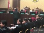 Sekretaris Jenderal PDI Perjuangan Hasto Kristiyanto saat memberikan salinan pleidoi atau nota pembelaan kepada majelis hakim di Pengadilan Tindak Pidana Korupsi (Tipikor) Jakarta, Kamis (10/7/2025). Foto: ANTARA/Agatha Olivia Victoria.