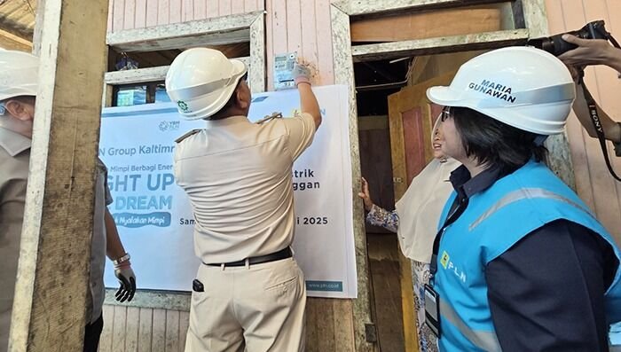 Simbolisasi penyalaan sambungan listrik dalam program LUTD digelar di kawasan Sungai Dama, Samarinda, pada Selasa (29/7/2025). Foto: HO/PLN UID Kaltimra