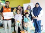 Srikandi PLN membawa berbagai bantuan seperti perlengkapan sekolah, buku bacaan, santunan, paket gizi, serta permainan edukatif ke Rumah Singgah Kanker Anak Balikpapan. Foto: HO/PLN UIP KLT