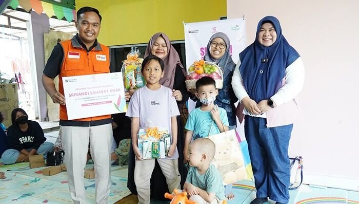 Srikandi PLN membawa berbagai bantuan seperti perlengkapan sekolah, buku bacaan, santunan, paket gizi, serta permainan edukatif ke Rumah Singgah Kanker Anak Balikpapan. Foto: HO/PLN UIP KLT