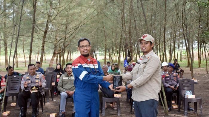 Superintendent Santan Terminal PHKT, Muhamad Yasin secara simbolis memberikan bibit pohon Cemara Udang yang dihadiri Muspika, dan berbagai kelompok masyarakat seperti Pokdarwis, Karang Taruna, Sahabat Mangrove, serta Bank Sampah Kersik Berseri. Foto: HO/PHKT