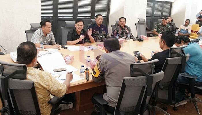 Tim Pansus dari DPRD dan Pemkab Mahulu melakukan koordinasi masalah sengketa lahan antara PT SAA dengan masyarakat Tri Pariq Makmur di Ruang Balkon Lantai 3 Kantor Bupati Mahulu, pada Jumat (25/07/2025). Foto: HO/dprd.mahakamulukab