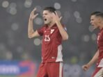 Justin Huber dan Jay Idzes saat membela Indonesia melawan China di kualifikasi putaran ketiga di SUGBK. Foto: ANTARA/Bayu Pratama S.
