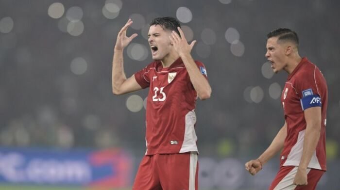 Justin Huber dan Jay Idzes saat membela Indonesia melawan China di kualifikasi putaran ketiga di SUGBK. Foto: ANTARA/Bayu Pratama S.