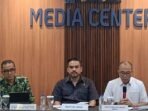 Menteri UMKM Maman Abdurrahman (tengah), bersama Deputi Bidang Pengembangan Iklim Penanaman Modal Kementerian Investasi dan Hilirisasi/Badan Koordinasi Penanaman Modal (BKPM) Riyatno (kiri). Foto: ANTARA/Muzdaffar Fauzan