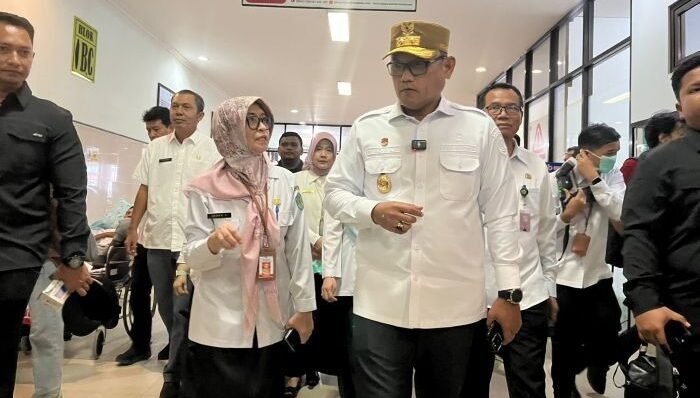 Wakil Gubernur Kaltim, Seno Aji Saat meninjau langsung lokasi Pasca kebakaran yang melanda Gedung Poliklinik RSUD Abdul Wahab Sjahranie (AWS) di Samarinda pada Rabu (30/7/2025) dini hari. Foto: BorneoFlash/Nur Ainunnisa
