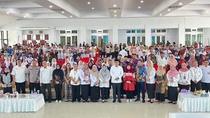 Wakil Gubernur Kaltim, Seno Aji, saat foto bersama pada Hari Anak Nasional ke 41  tahun 2025 mengusung tema “Anak Hebat, Indonesia Kuat Menuju Indonesia Emas 2045" yang digelar di Olah Bebaya, pada Rabu (30/7/2025). Foto: BorneoFlash/Nur Ainunnisa