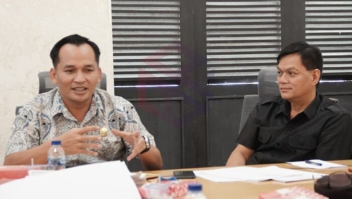 Wakil Ketua II DPRD Mahulu, Desiderius Dalung Lasah saat melakukan koordinasi masalah sengketa lahan antara PT SAA dengan masyarakat Tri Pariq Makmur di Ruang Balkon Lantai 3 Kantor Bupati Mahulu, pada Jumat (25/07/2025). Foto: HO/dprd.mahakamulukab