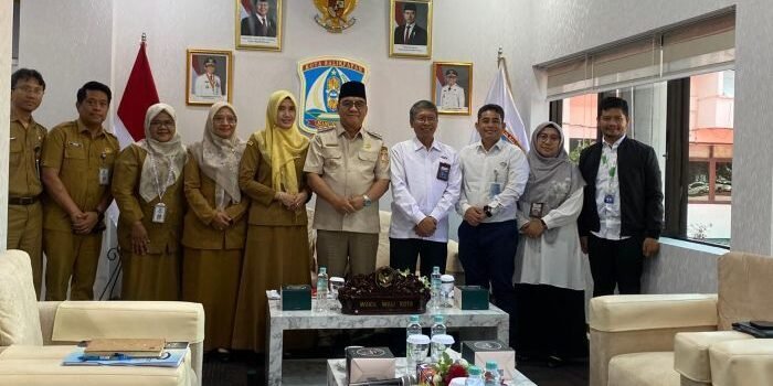 Wakil Wali Kota Balikpapan, Bagus Susetyo saat menerima kunjungan dari BPKP Kaltim, di VIP Room Balai Kota Balikpapan, pada hari Selasa (22/7/2025). Foto: BorneoFlash/Niken Sulastri