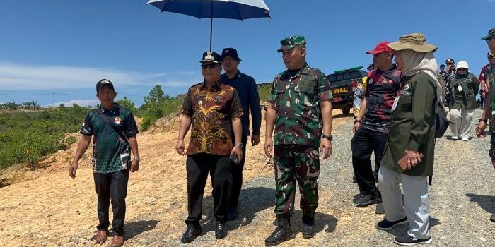 Wakil Wali Kota Balikpapan, H. Bagus Susetyo bersama Asterdam Kodam VI/Mulawarman, Kolonel Kav M. Arifin, saat meninjau peternakan, perikanan dan lahan sawah, di Kawasan Sepinggan Baru, Kecamatan Balikpapan Timur, pada Rabu (3/7/2025). Foto: BorneoFlash/Niken Sulastri