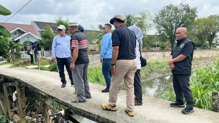 Wakil Wali Kota Balikpapan, H. Bagus Susetyo melakukan pengawasan kegiatan bidang SDA dan Drainase DPU, di bendali gang kantil, pada hari Sabtu (19/7/2025). Foto: BorneoFlash/Niken Sulastri