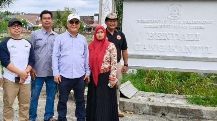 Wakil Wali Kota Balikpapan, H. Bagus Susetyo melakukan pengawasan kegiatan bidang SDA dan Drainase DPU, di bendali gang kantil, pada hari Sabtu (19/7/2025). Foto: BorneoFlash/Niken Sulastri